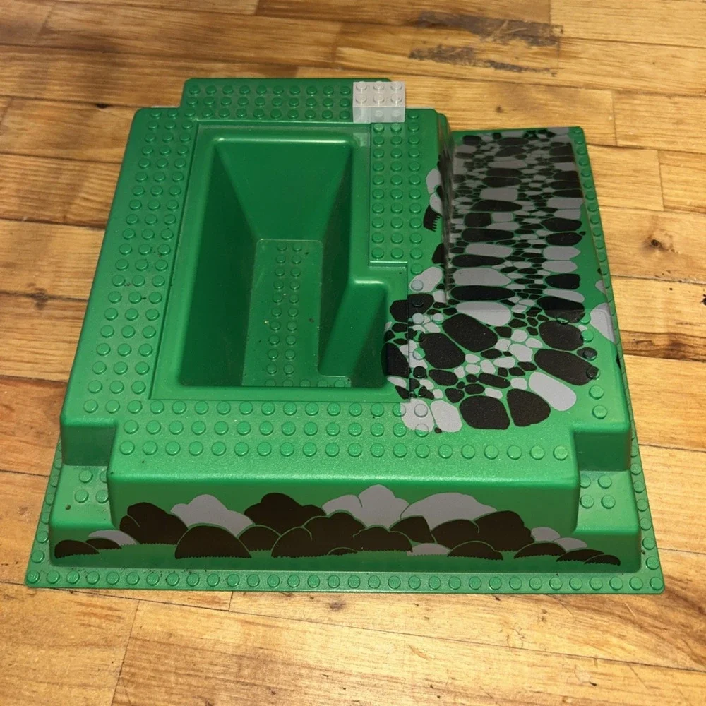 LEGO Baseplate Raised 32 x 32 Ramp and Pit Castle 6082 2552 CL - Good Condition
